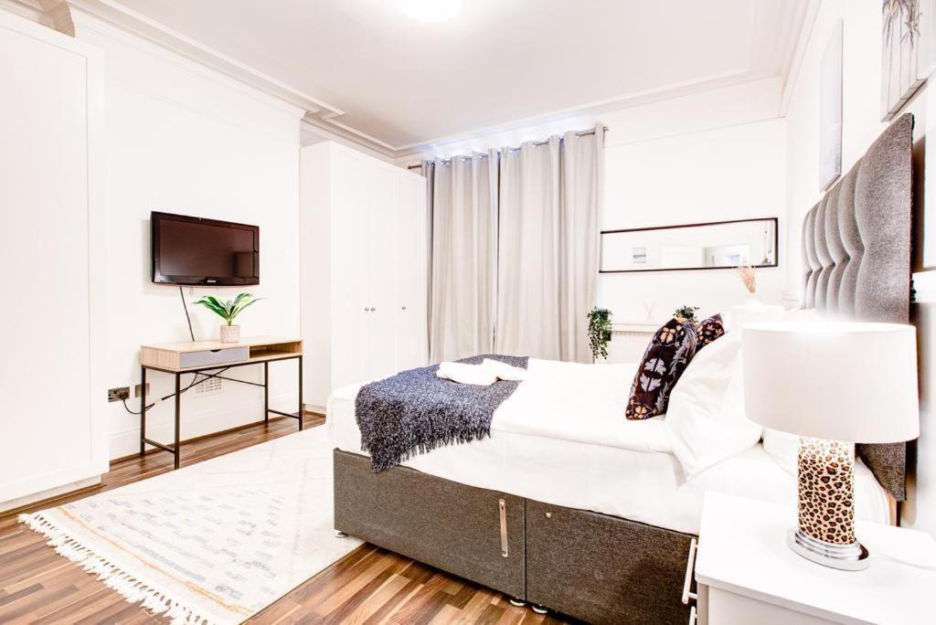 Beautiful Family Near Oxford Street * London